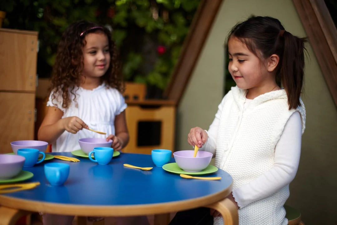 Kids playing with the kitchen dish set